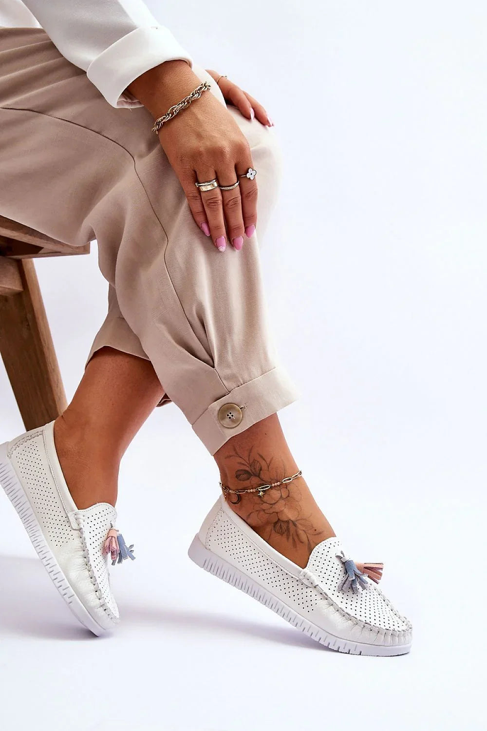 Women’s white and pink tassel perforated leather platform moccasins, breathable women’s platform moccasins